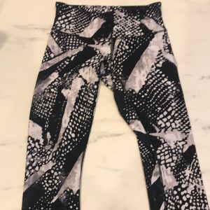 Lululemon crops size 4